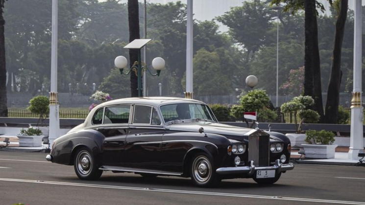 Bamsoet Melenggang Naik Mobil Antik Bentley S3 ke Sidang MPR