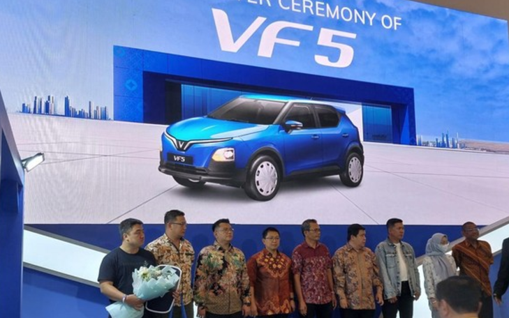 VinFast Serahkan Mobil Listrik VF5 ke Konsumen