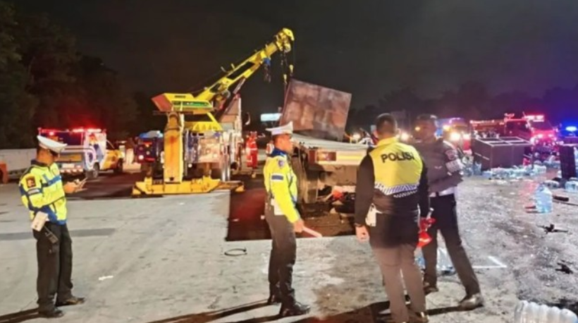 Truk Rem Blong Diduga Penyebab Kecelakaan di Gerbang Tol Ciawi