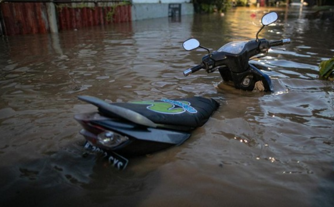 Seberapa Tinggi Banjir yang Aman Dilintasi Motor Matic?